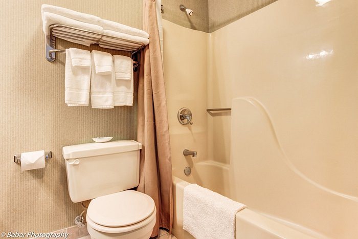 Long Island Lake Resort — Bathroom