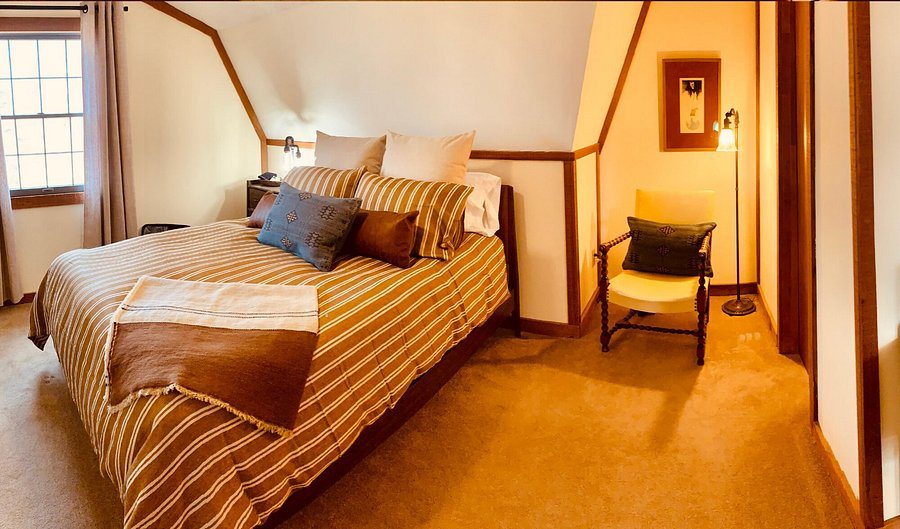 Long Mountain Lodge — Guest room