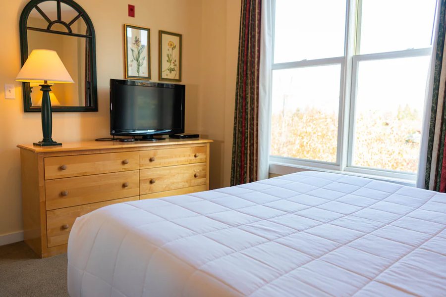 Long Trail House — Guest room