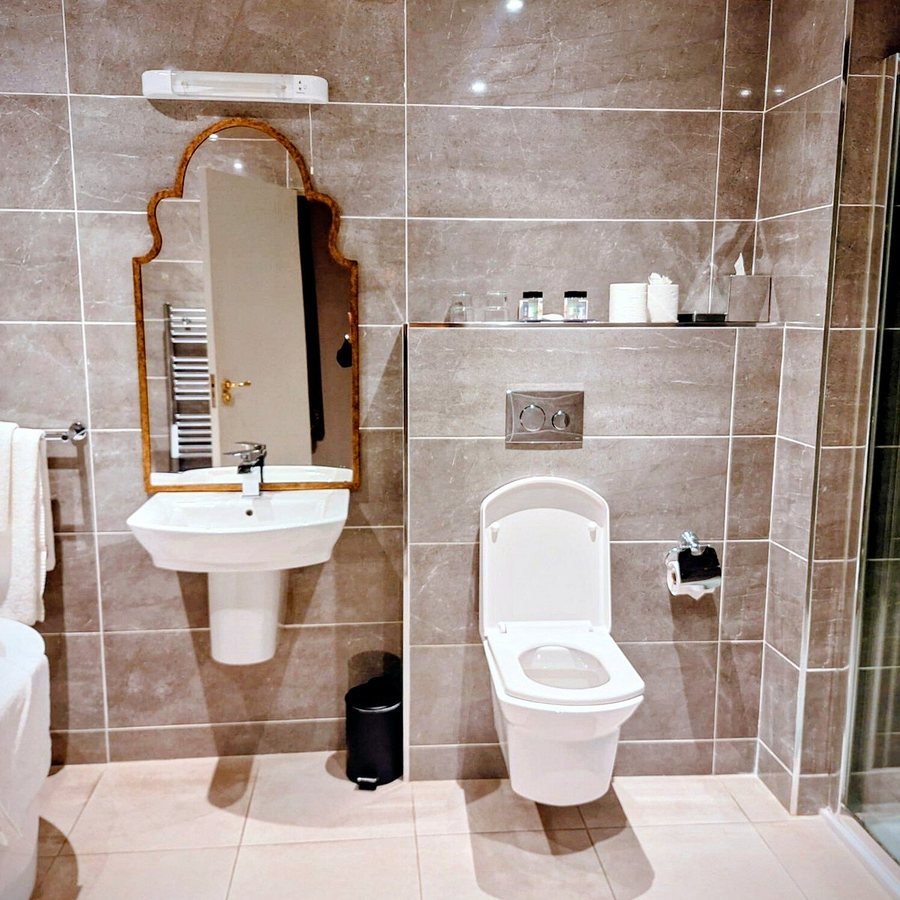 Longcourt House Hotel — Bathroom
