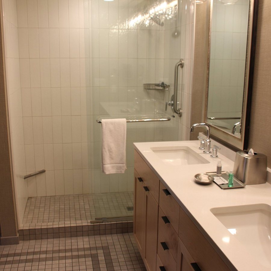 Longfellow Hotel — Bathroom