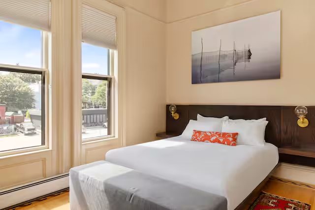 Longfellow Hotel — Guest room