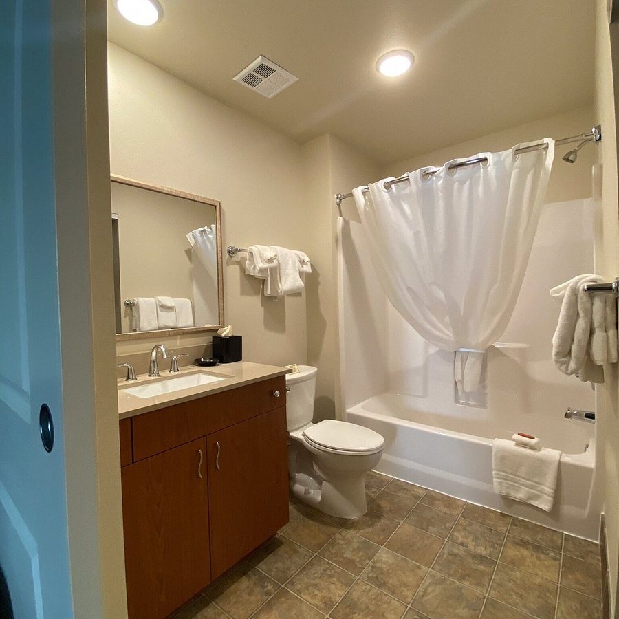 Longliner Lodge and Suites — Bathroom