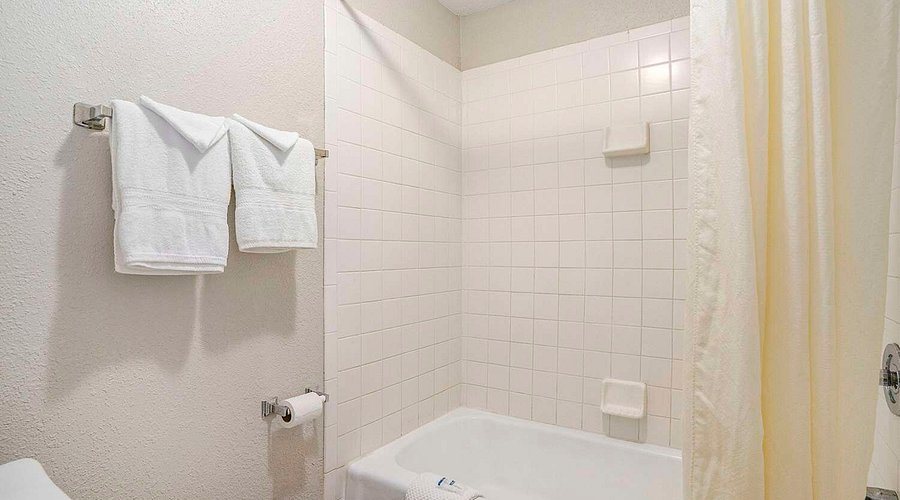 Looking Glass Beachfront Inn — Bathroom