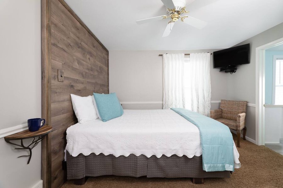 Looking Glass Beachfront Inn — Guest room