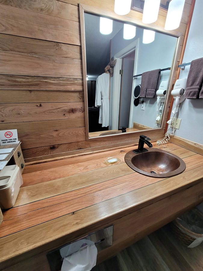 Lookout Lodge — Bathroom