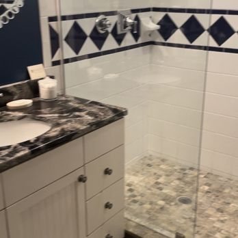 Lookout Point Lakeside Inn — Bathroom