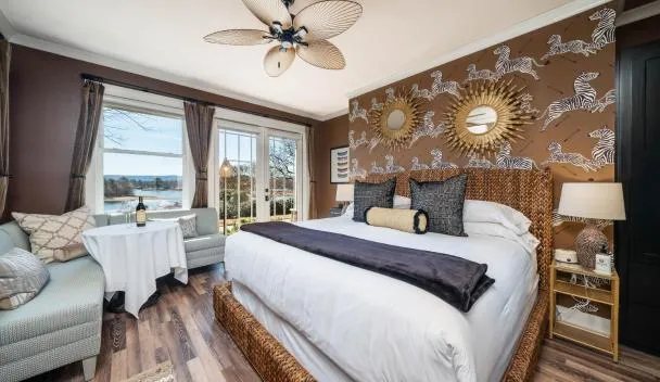 Lookout Point Lakeside Inn — Guest room