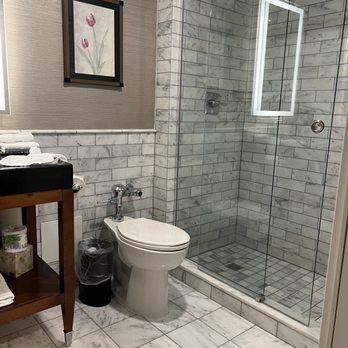 Lord Elgin — Bathroom
