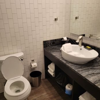 Lorenzo Hotel Dallas Tapestry Collection by Hilton Dallas Texas — Bathroom