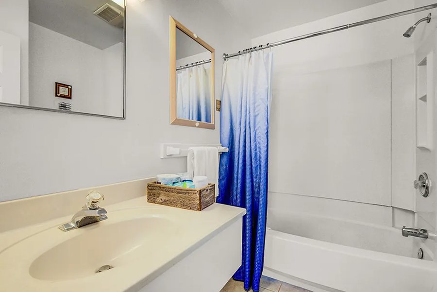 Lorry s Island End Motel — Bathroom