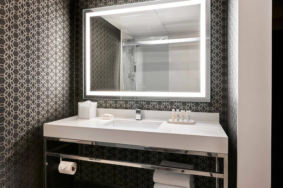 Los Angeles Airport Marriott Los Angeles California — Bathroom