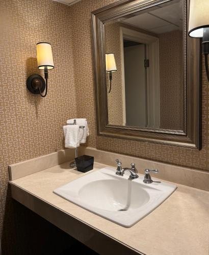 Los Angeles Athletic Club Los Angeles California — Bathroom