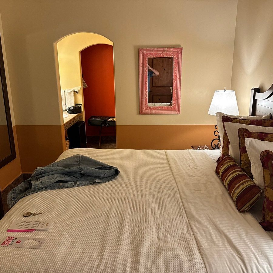 Los Arboles Hotel — Guest room