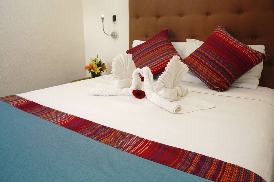 Los Milagros Hotel — Guest room