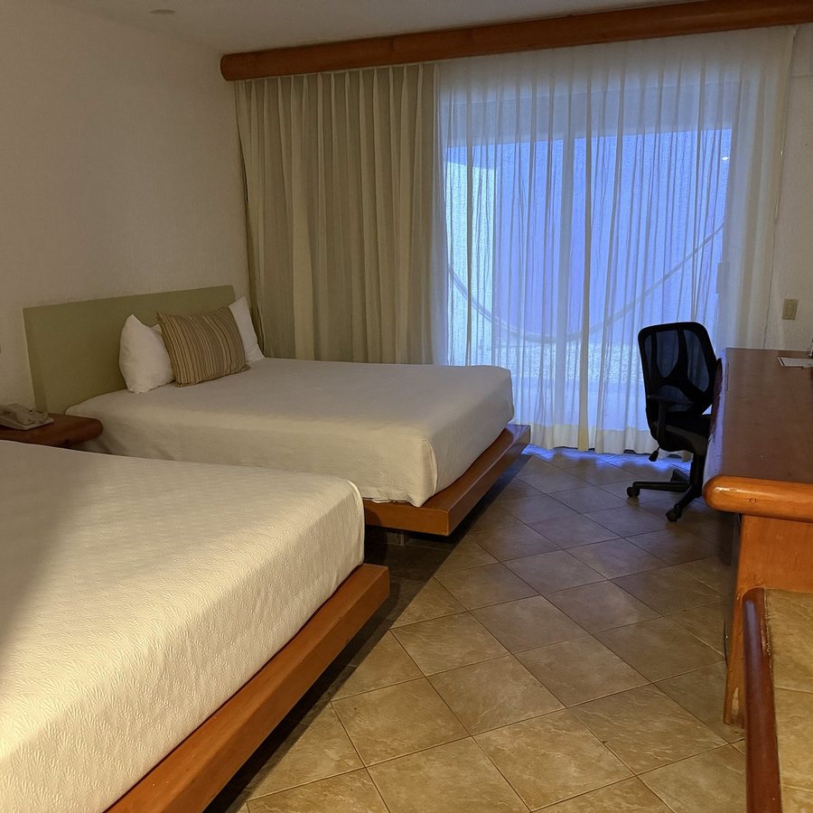 Los Patios Hotel — Guest room