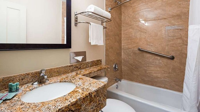 Los Viajeros Inn — Bathroom