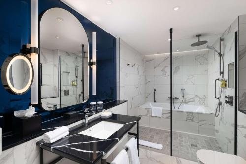 Lost Property St Paul s London Curio Collection by Hilton — Bathroom