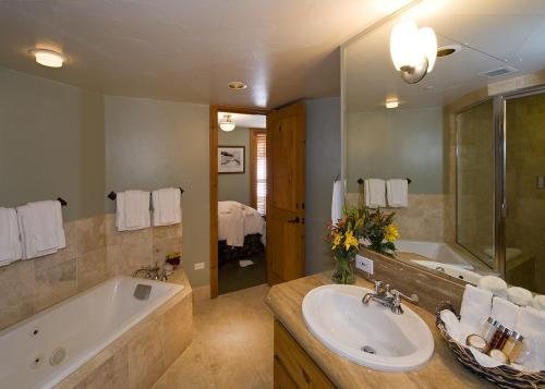 Lost Reef Resort — Bathroom