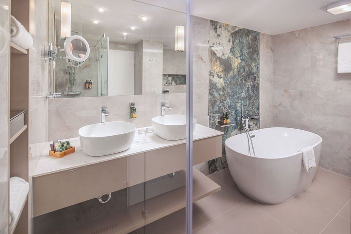 Lotus By Hotel Inn — Bathroom