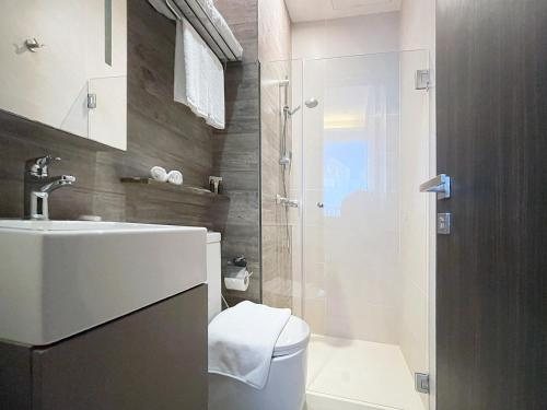 Louis Kienne Service Apartments — Bathroom