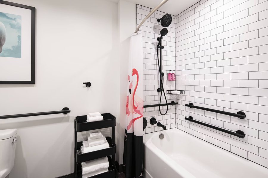 Louisville Bourbon Inn — Bathroom
