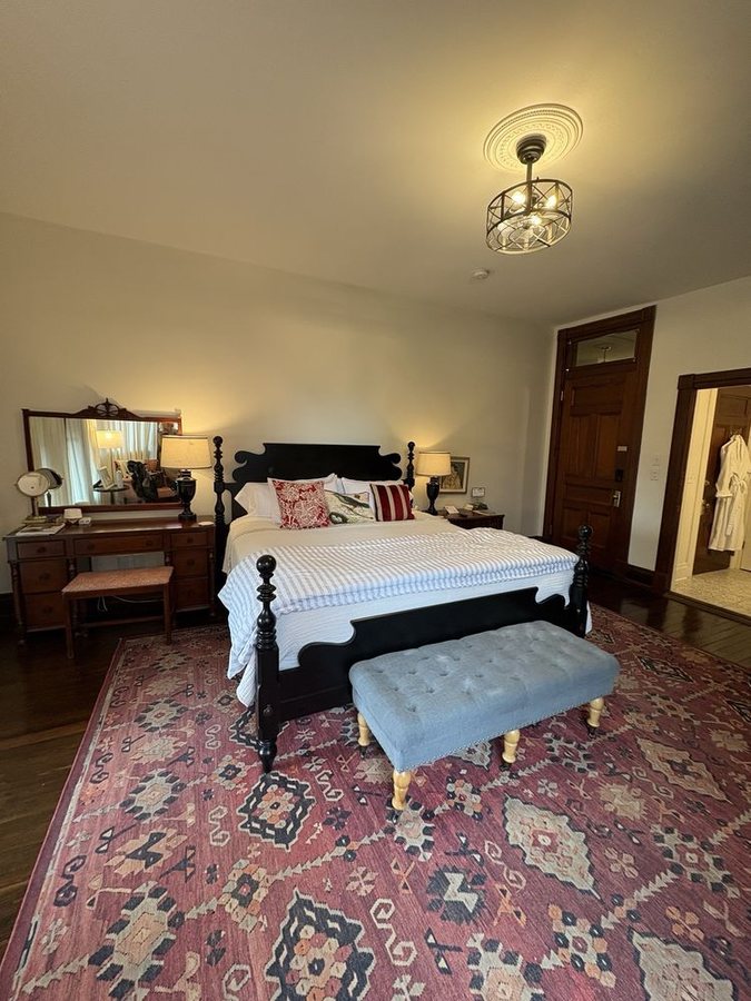 Louisville Bourbon Inn — Guest room
