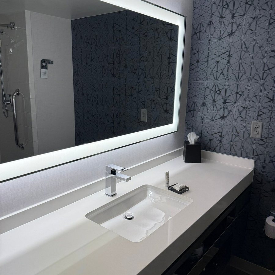 Louisville Marriott Downtown — Bathroom
