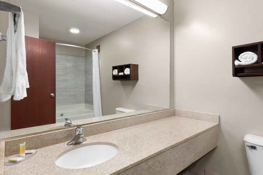 Louisville South KOA Holiday — Bathroom