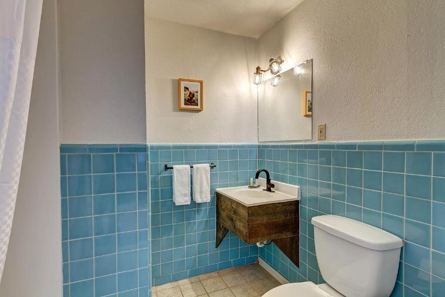 Loyal Duke Lodge — Bathroom