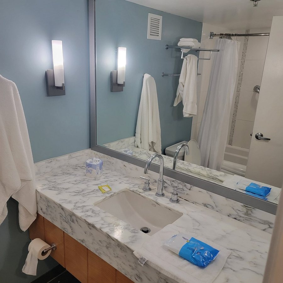 LSI Resorts at Ala Moana — Bathroom
