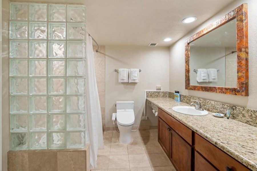 Luana Waikiki Hotel Suites — Bathroom