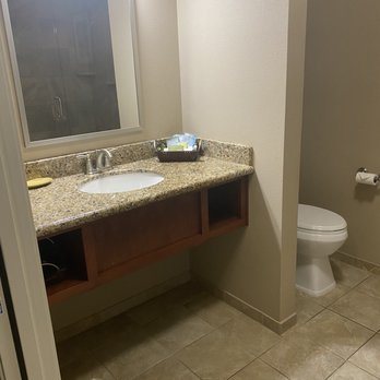 Lucky 7 Casino Hotel Howonquet Lodge — Bathroom