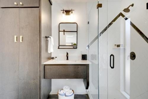 Lucky Arrow Retreat Dripping Springs — Bathroom