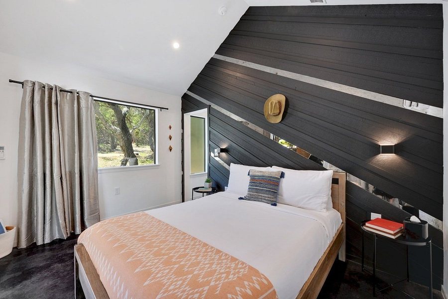 Lucky Arrow Retreat Dripping Springs — Guest room