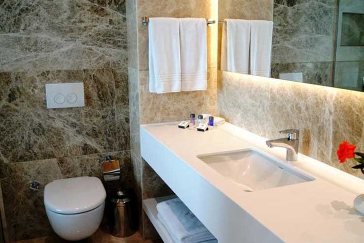 Lugga Boutique Hotel Beach — Bathroom