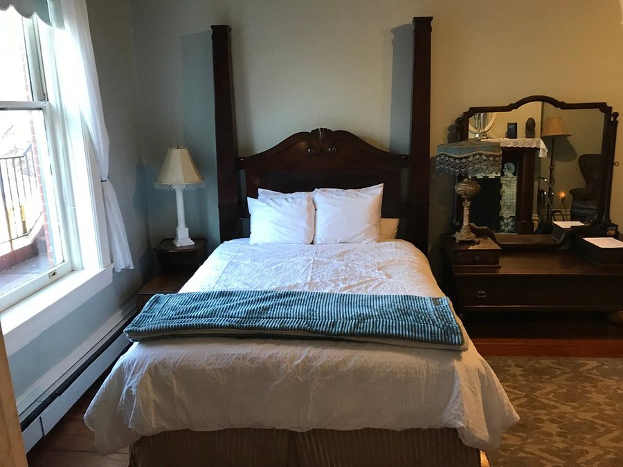 Lumber Baron Inn Gardens — Guest room
