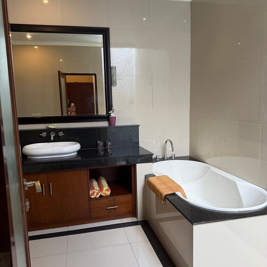 Lumbung Sari Hotel Ubud — Bathroom