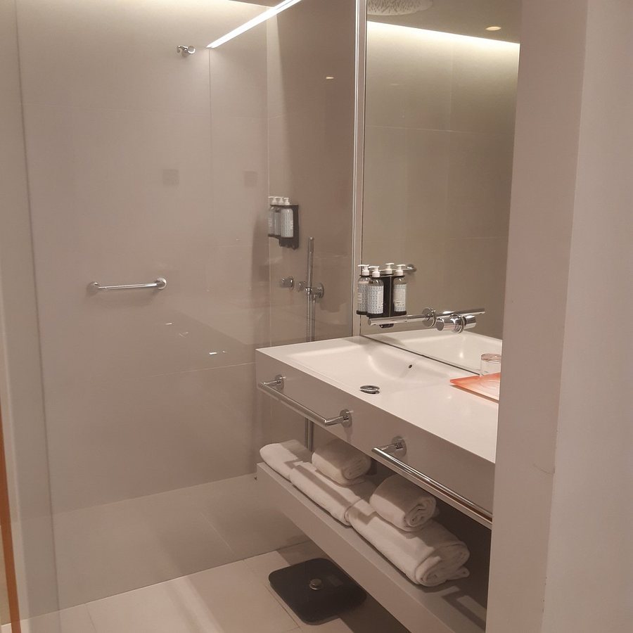 Lumen Hotel The Lisbon Light Show — Bathroom