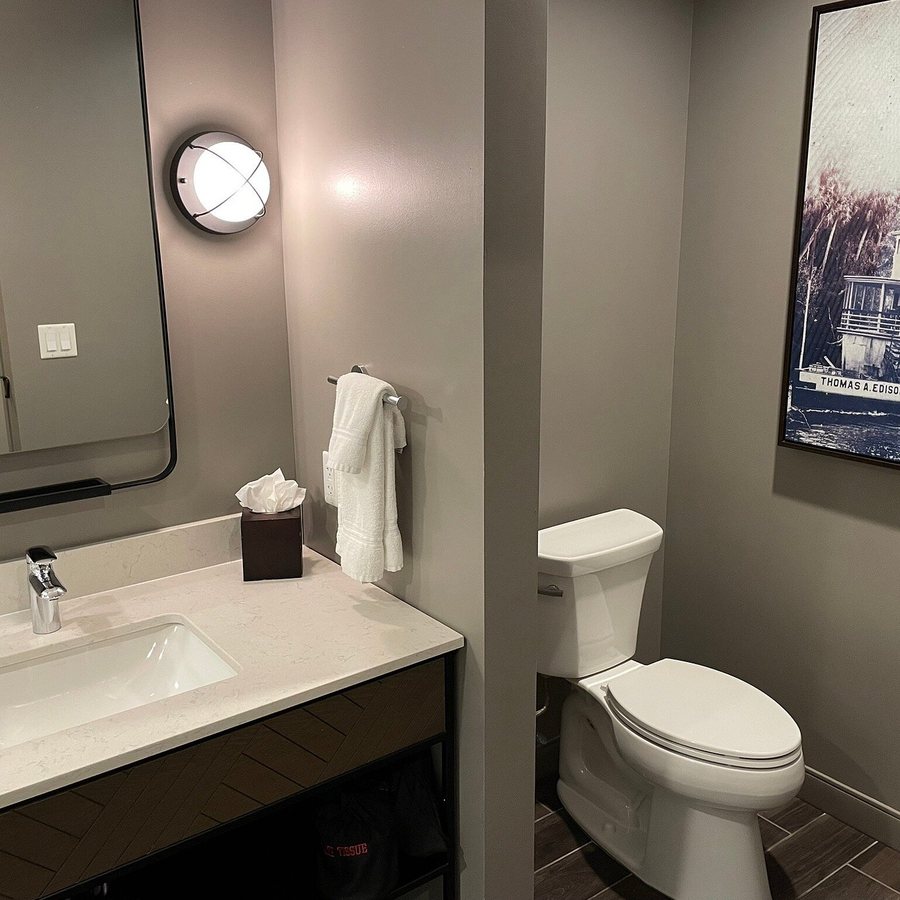 Luminary Hotel Co Autograph Collection — Bathroom