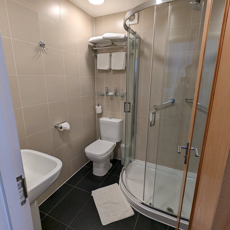 Luna Simone Hotel — Bathroom