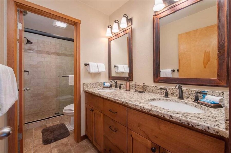 Lupine Inn — Bathroom