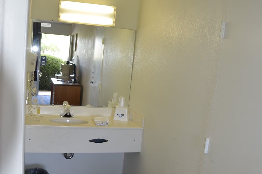 Luray Caverns Motel East — Bathroom