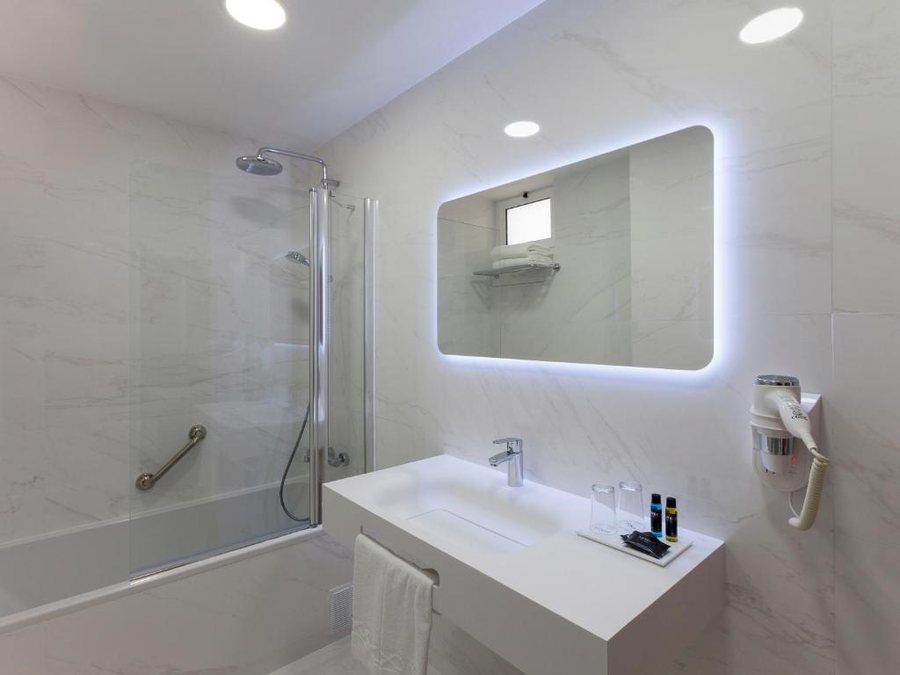Lutecia Smart Design Hotel — Bathroom