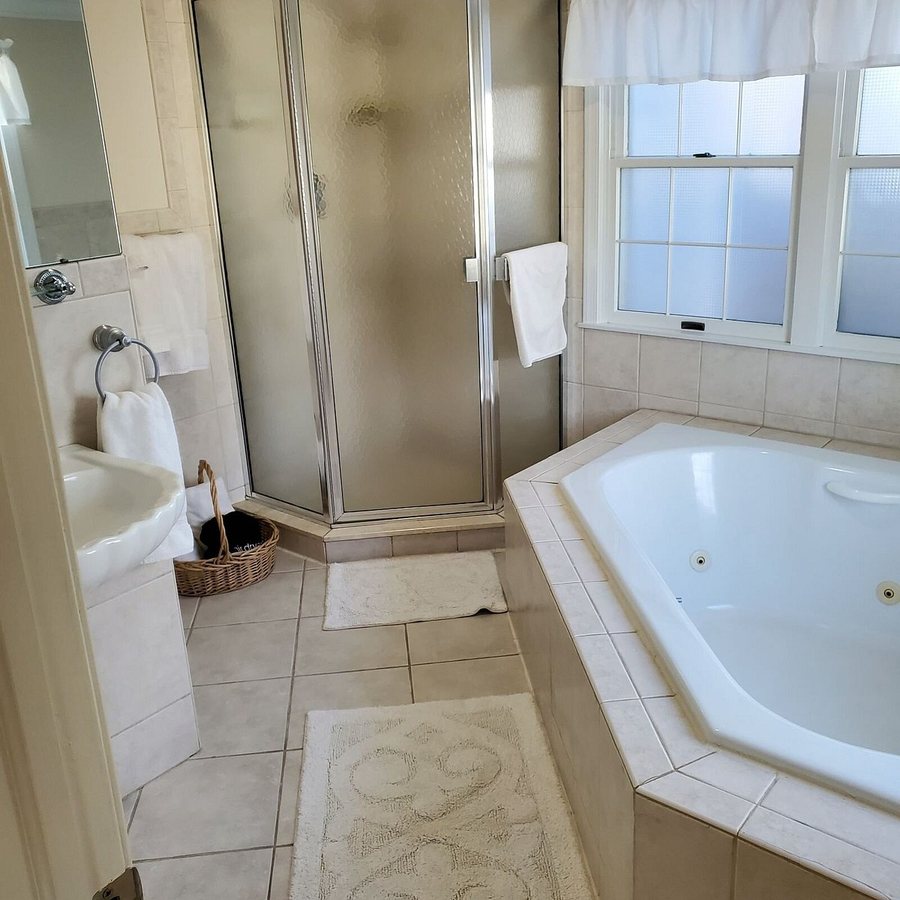 Luther Ogden Inn — Bathroom