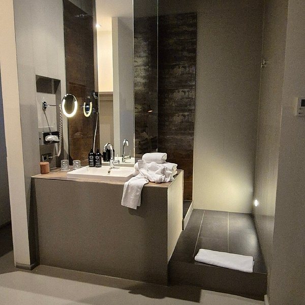 Lux 11 — Bathroom