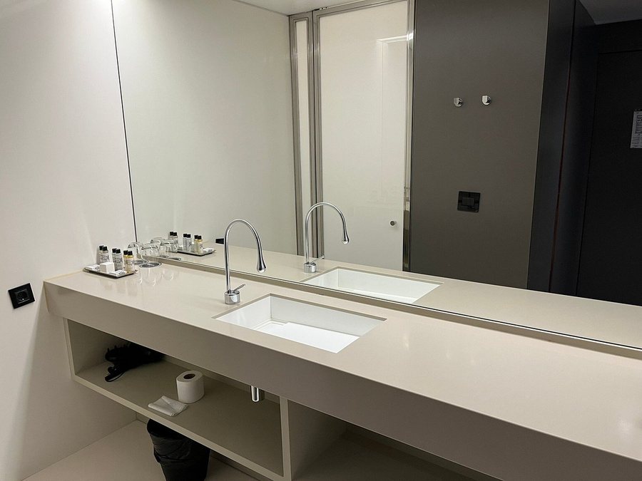 Lux Lisboa Park — Bathroom