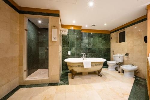 Luxe Avenue Hotel — Bathroom
