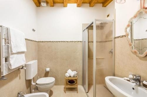 Luxury Venetian Rooms — Bathroom