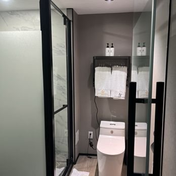 Ly New York Hotel — Bathroom
